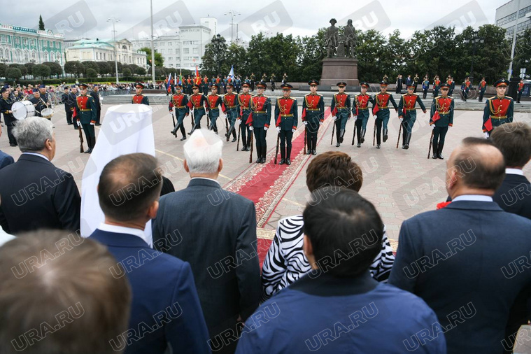 Куйвашев успел к открытию Дня города в Екатеринбурге, возвращаясь из отпуска. Фото