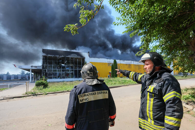 Что происходит у торгового центра в Донецке, куда ударили ВСУ. Фоторепортаж